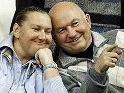 big_557862_officials_scandals_elena_baturina_yuri_luzhkov_politiki.jpg
